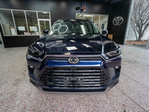 Used 2025 Toyota Grand Highlander Limited image 6