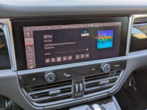 Certified 2025 Porsche Macan AWD/4WD image 19