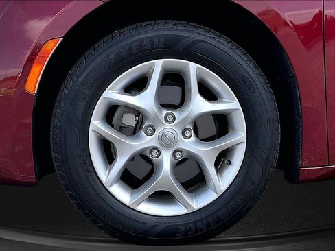 Used 2019 Chrysler Pacifica Touring-L w/ Tire & Wheel Group FWD image 9