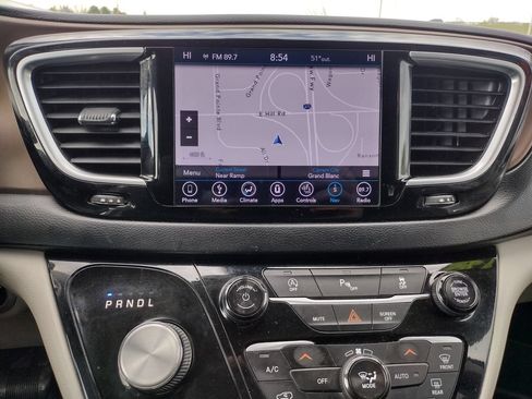 Used 2018 Chrysler Pacifica Touring-L Plus FWD image 3