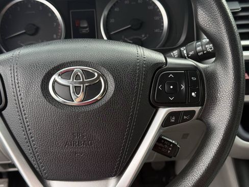 Used 2019 Toyota Highlander LE w/ Carpet Mat Package (TMS) AWD/4WD image 18