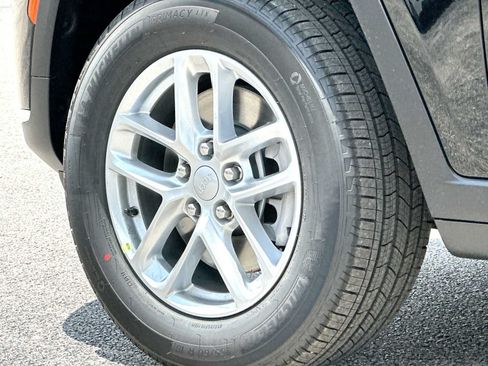 New 2026 Jeep Grand Cherokee L 2WD image 11