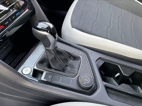 Used 2025 Volkswagen Taos SE image 16