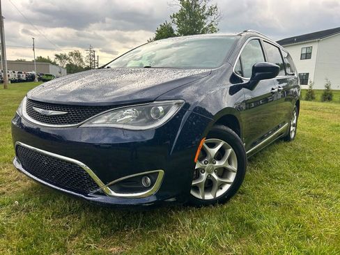 Used 2019 Chrysler Pacifica Touring-L w/ Tire & Wheel Group FWD image 9