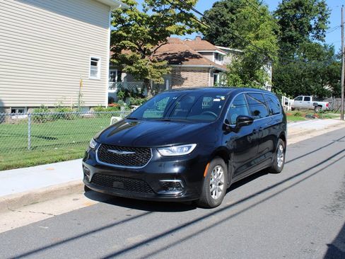 Used 2025 Chrysler Pacifica Select FWD image 3