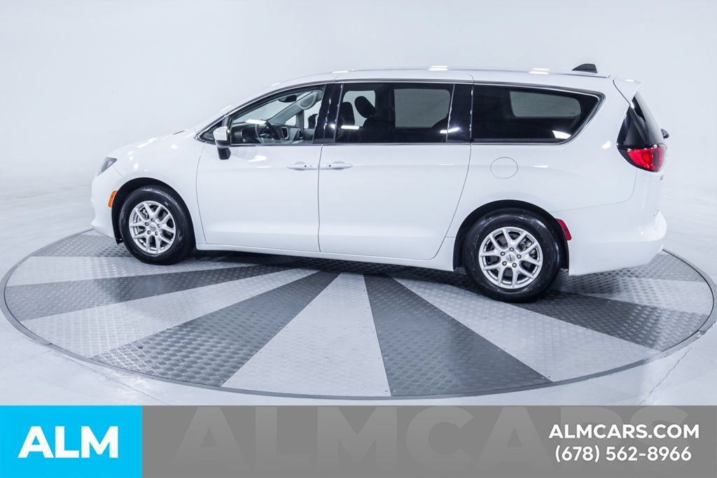 Used 2023 Chrysler Voyager LX FWD image 5