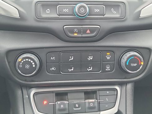 Used 2024 GMC Terrain SLE image 18