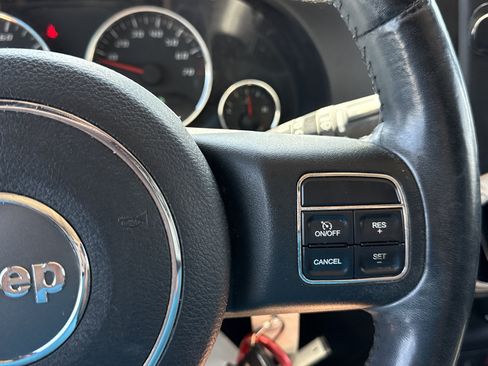 Used 2011 Jeep Wrangler Unlimited Sahara w/ Connectivity Group AWD/4WD image 15