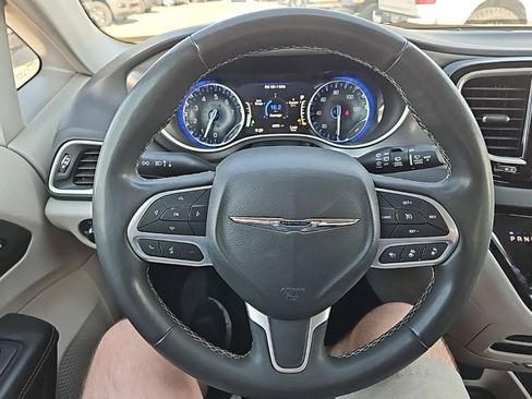 Used 2022 Chrysler Pacifica Touring-L FWD image 18