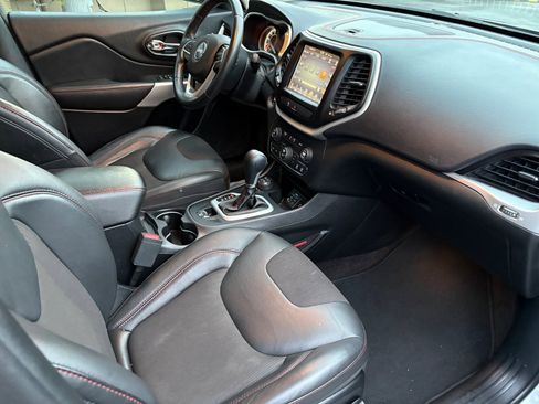 Used 2018 Jeep Cherokee Trailhawk image 24