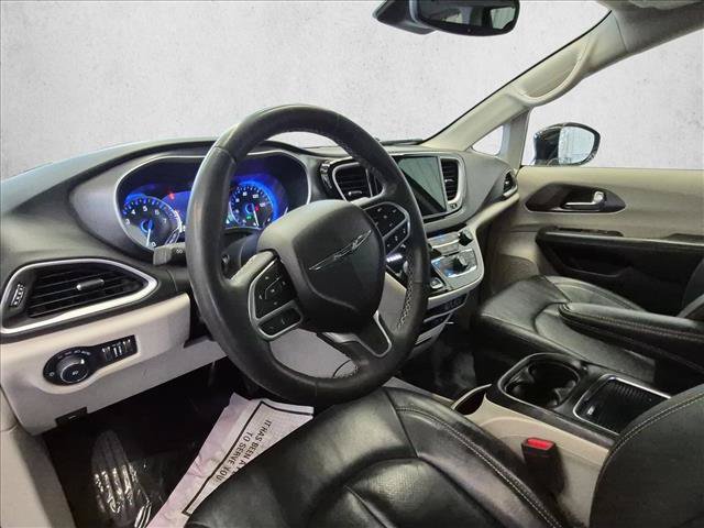 Used 2022 Chrysler Pacifica Touring-L FWD image 10