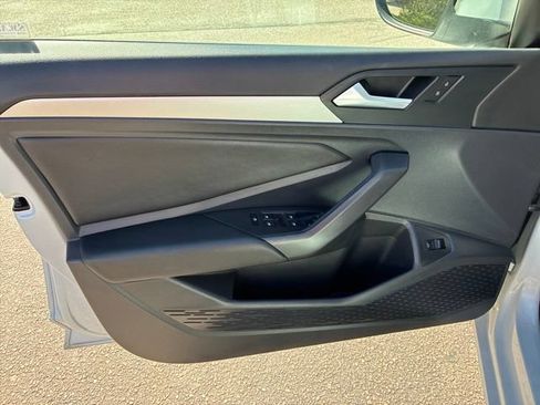 Used 2019 Volkswagen Jetta SE FWD image 12