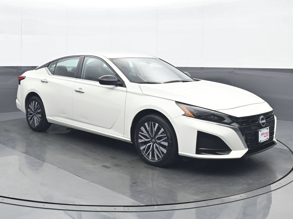 Used 2025 Nissan Altima 2.5 SV AWD/4WD image 9