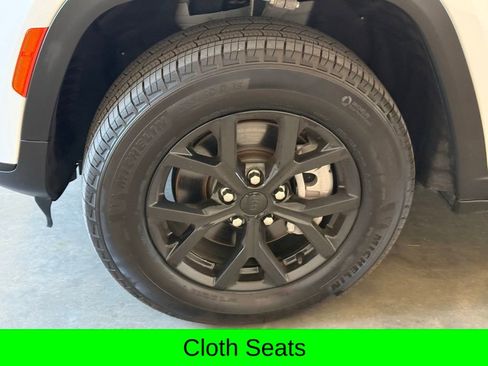 Used 2024 Jeep Grand Cherokee L Altitude AWD/4WD image 14