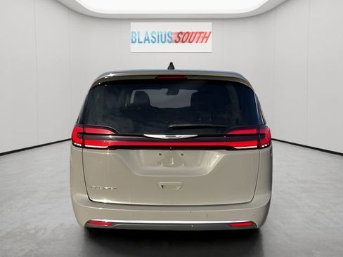 Used 2023 Chrysler Pacifica Touring-L image 4