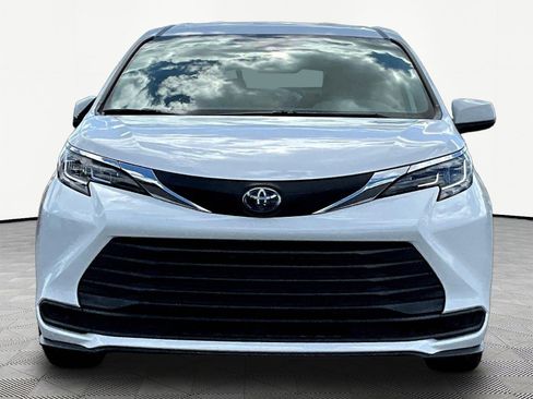 Used 2021 Toyota Sienna LE FWD image 2