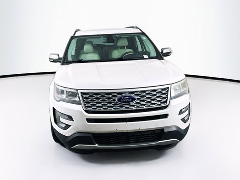 Used 2017 Ford Explorer Platinum image 2