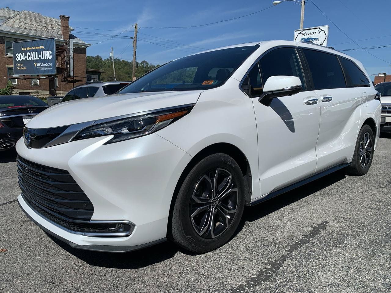 Used 2025 Toyota Sienna Platinum AWD/4WD image 1