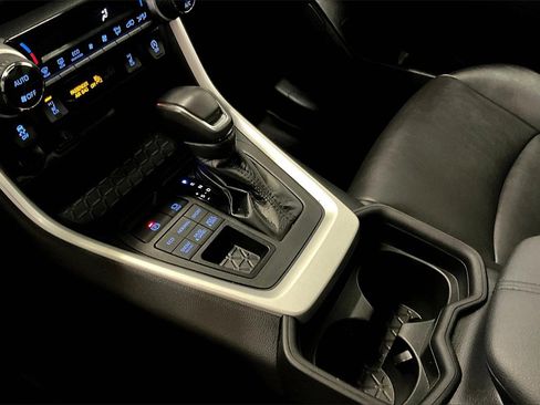 Used 2021 Toyota RAV4 XLE Premium image 18