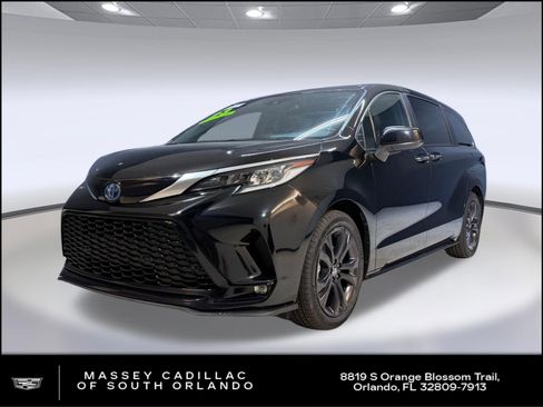 Used 2023 Toyota Sienna XSE FWD image 1