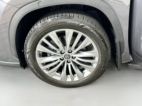 Used 2023 Toyota Highlander Platinum FWD image 33