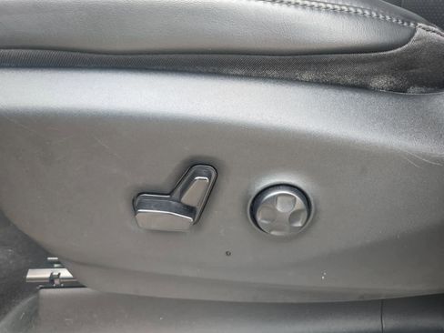 Used 2023 Chrysler Pacifica Touring-L image 17