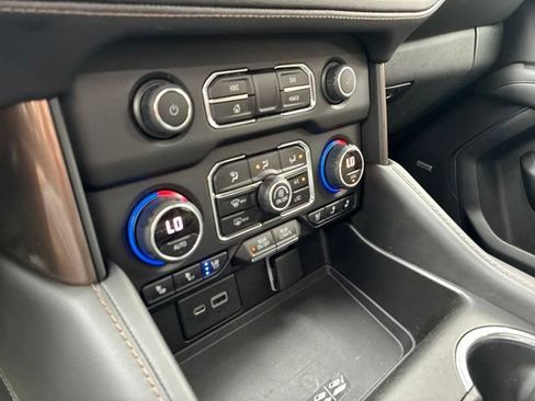 Used 2021 Chevrolet Suburban High Country AWD/4WD image 30