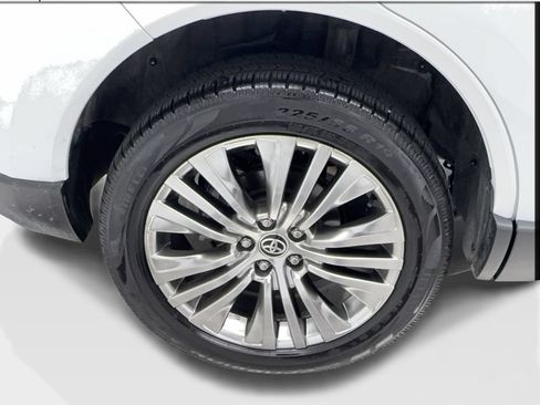 Used 2024 Toyota Venza XLE AWD/4WD image 14