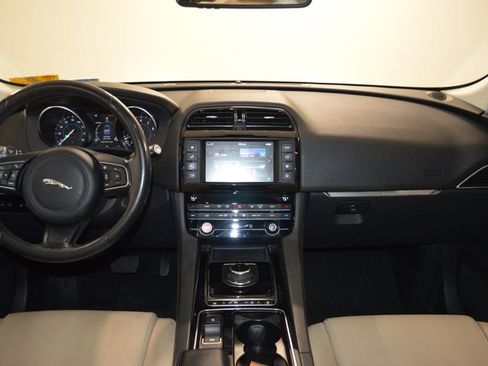 Used 2018 Jaguar F-PACE Premium image 38