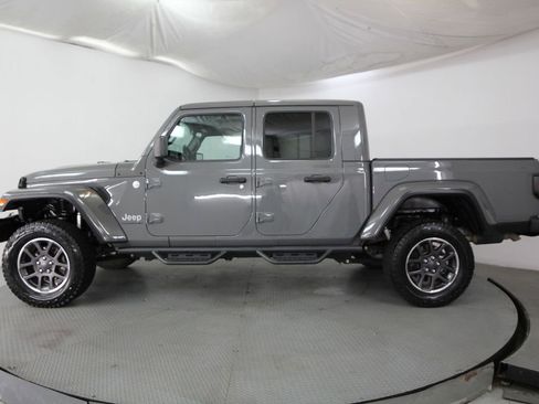 Used 2021 Jeep Gladiator Overland AWD/4WD image 4