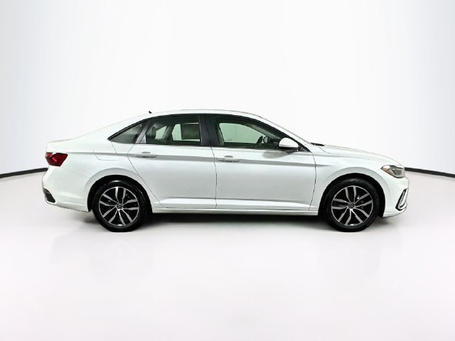 Used 2025 Volkswagen Jetta SE w/ Sunroof Package FWD image 9