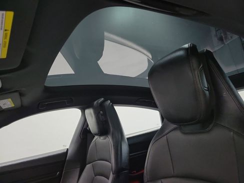 Used 2021 Porsche Taycan image 5