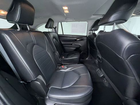 Used 2022 Toyota Highlander XLE AWD/4WD image 9