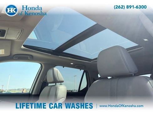 Used 2025 Honda Pilot Touring image 7