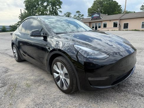 Used 2024 Tesla Model Y Long Range AWD/4WD image 1