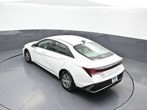 Used 2025 Hyundai Elantra SE FWD image 39