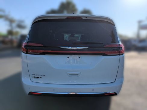 Used 2024 Chrysler Pacifica Touring-L FWD image 6