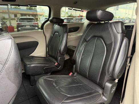 Used 2022 Chrysler Pacifica Touring-L FWD image 10