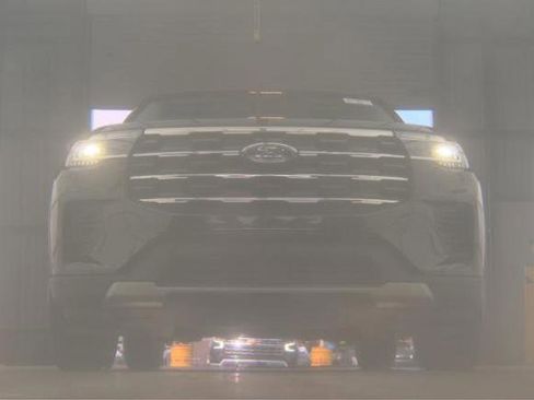 Used 2025 Ford Explorer Active AWD/4WD image 3