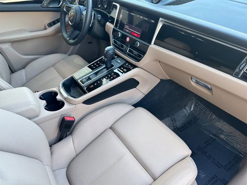 Used 2025 Porsche Macan image 18