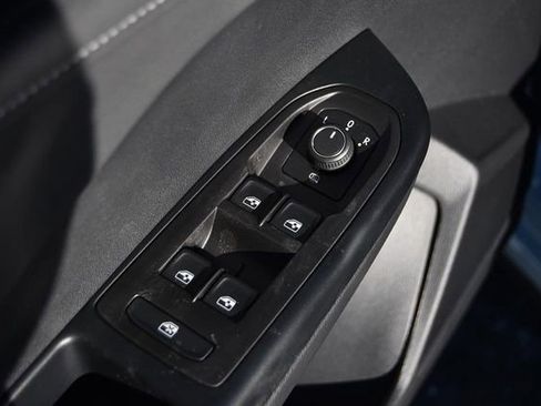 New 2026 Volkswagen Taos SE image 8