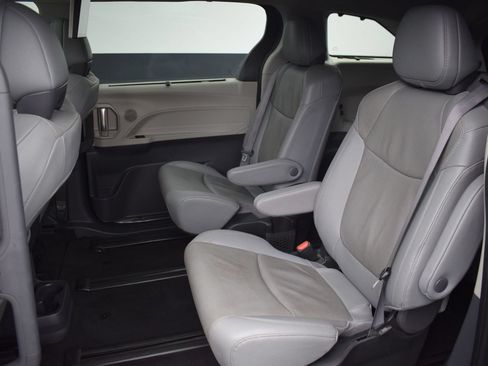 Used 2024 Toyota Sienna Limited AWD/4WD image 15