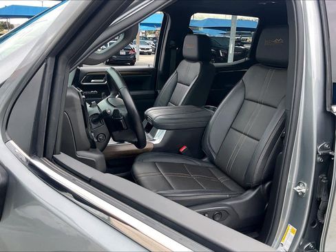 Used 2025 Chevrolet Silverado 1500 High Country AWD/4WD image 9
