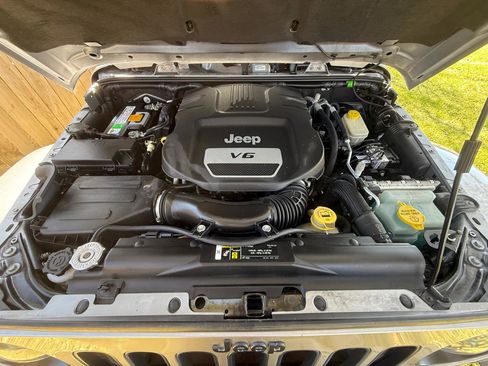 Used 2017 Jeep Wrangler Unlimited Sahara image 36