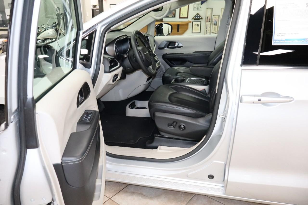 Used 2024 Chrysler Pacifica Touring-L FWD image 12