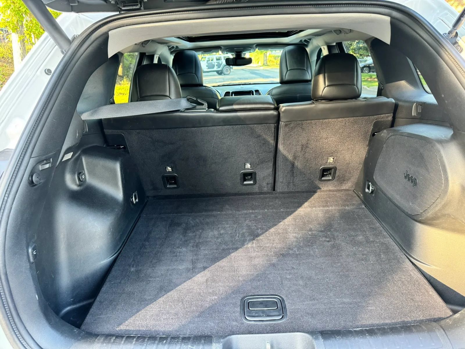 Used 2019 Jeep Cherokee Limited AWD/4WD image 7