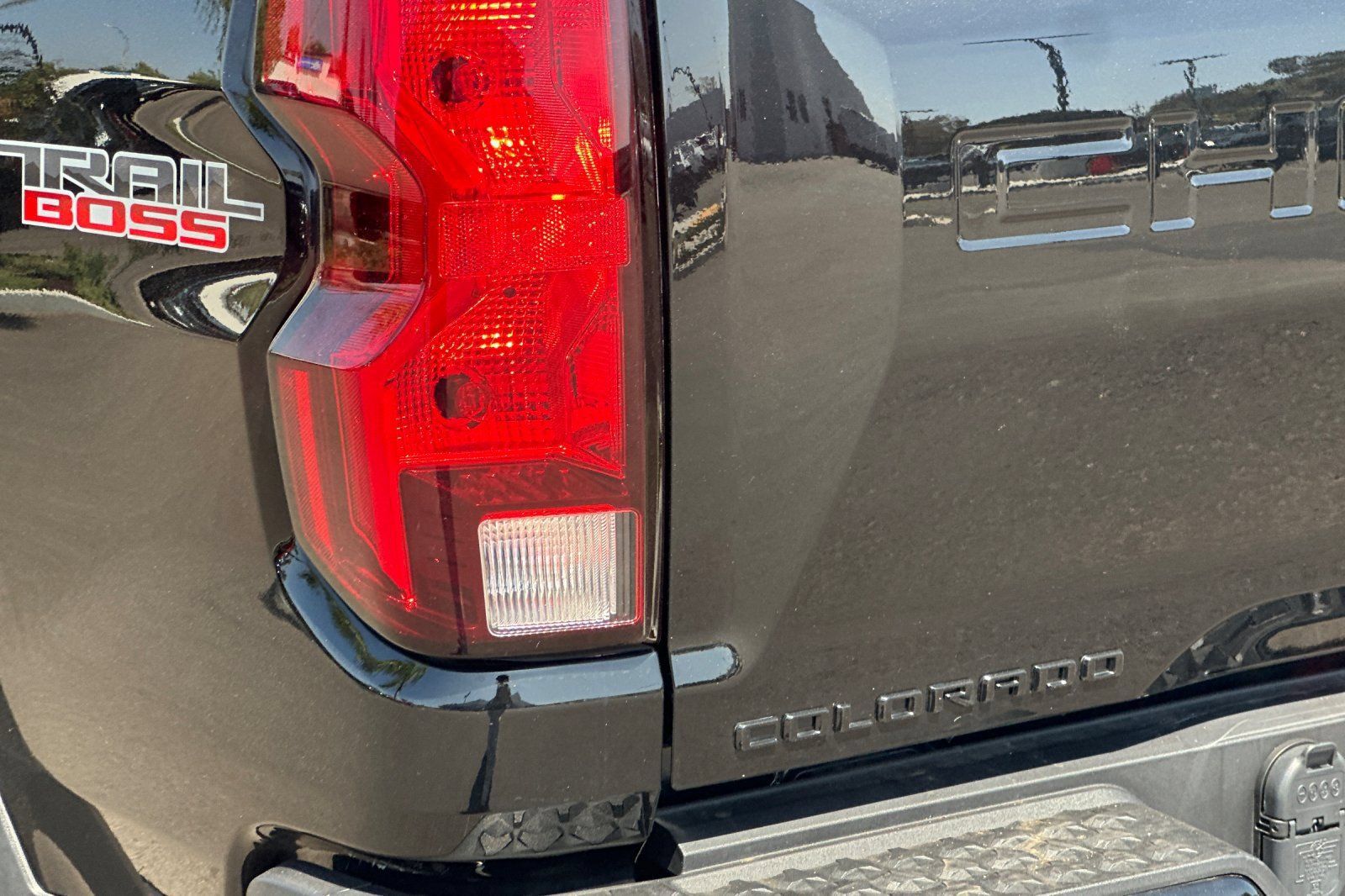Used 2025 Chevrolet Colorado Trail Boss w/ Midnight Edition AWD/4WD image 37