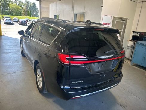 Used 2022 Chrysler Pacifica Touring-L w/ Uconnect Theater Family Group image 4