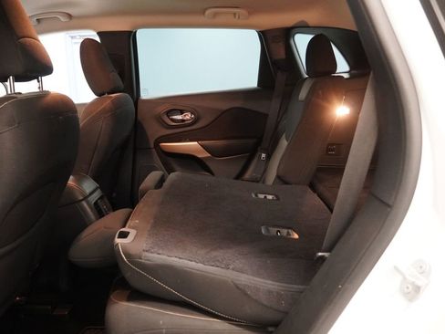 Used 2018 Jeep Cherokee Latitude w/ Altitude Package image 26