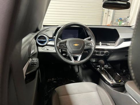 Used 2025 Chevrolet Trax LT w/ LT Convenience Package FWD image 6